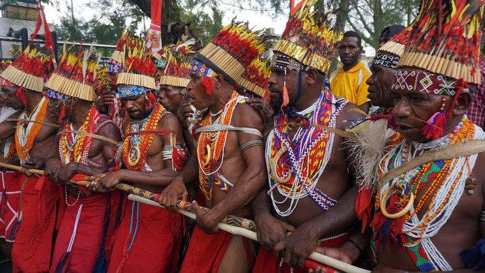 detikTravel's tweet photo. Masyarakat adat Papua mengikuti karnaval budaya di Kota Sorong. Acara tersebut guna memperingati Hari Ulang Tahun (HUT) ke-22 Otonomi Khusus (Otsus). 🤩✨

 >> https://t.co/KDdkYvmZEt 

Foto: ANTARA FOTO/Olha Mulalinda

#Papua #KotaSorong #karnavalbudaya #detiktravel https://t.co/FQJhZYR0O0