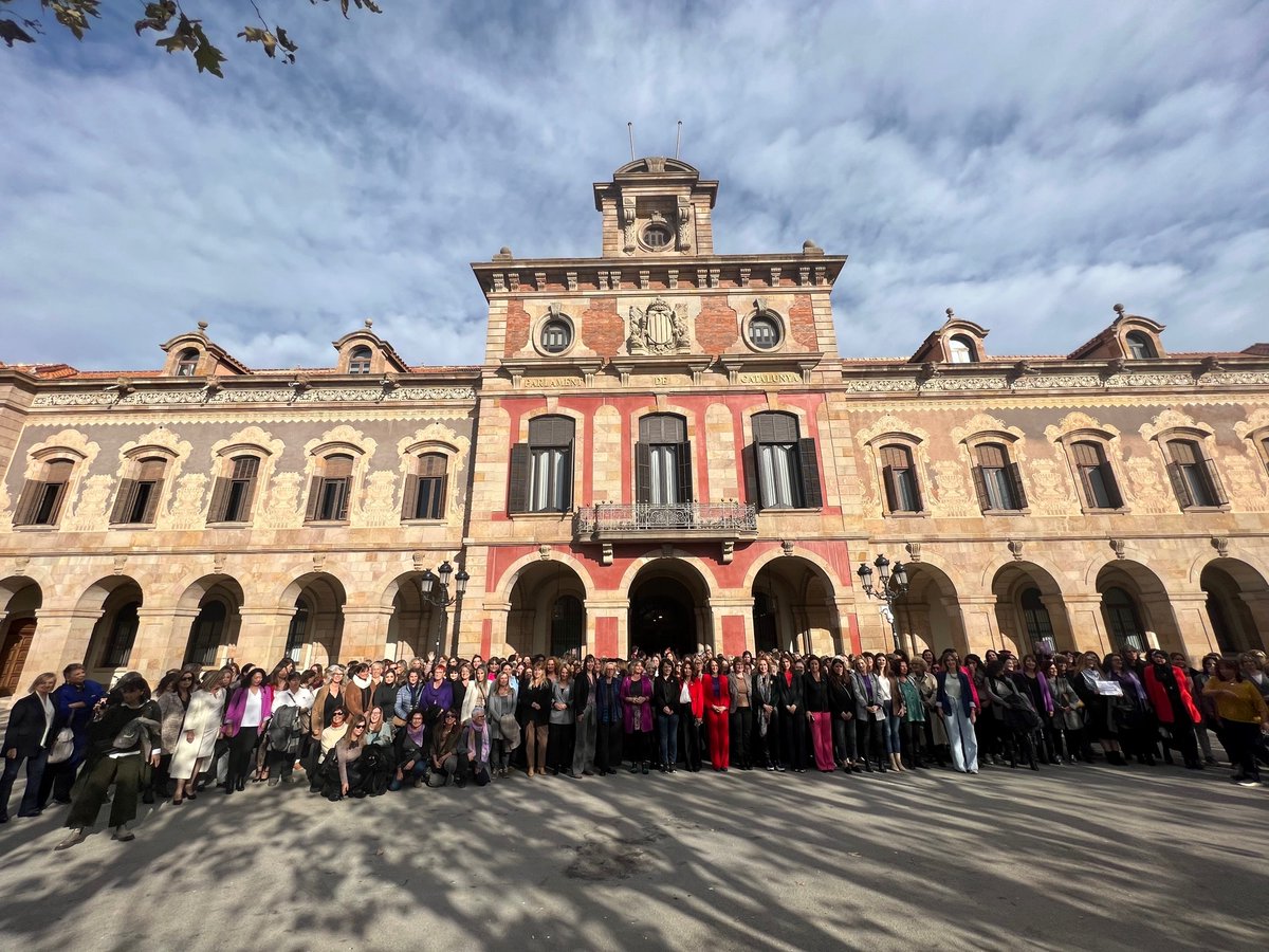 Parlament de Catalunya (@parlamentcat) on Twitter photo El #ParlamentDeLesDones acaba amb una foto de totes les participants davant la façana del <a href="/parlamentcat/">Parlament de Catalunya</a> El #ParlamentDeLesDones acaba amb una foto de totes les participants davant la façana del <a href="/parlamentcat/">Parlament de Catalunya</a>