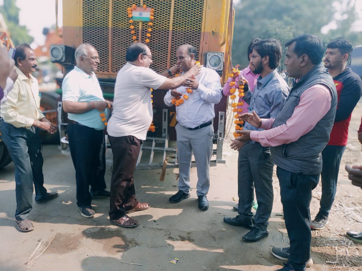 चार क्रेनों के द्वारा धरोहर जक्शन पर आ सका इंजन
कलेक्टर ने की पूजा अर्चना,
आचार संहिता के समापन के बाद विधिवत लोकार्पण की योजना
नगर के धरोहर जंक्शन पर अब बोगी अकेले नही होगी अब से बोगी के साथ डीजल इंजन भी दिखाई देगा।  <a href="/JansamparkMP/">Jansampark MP</a>