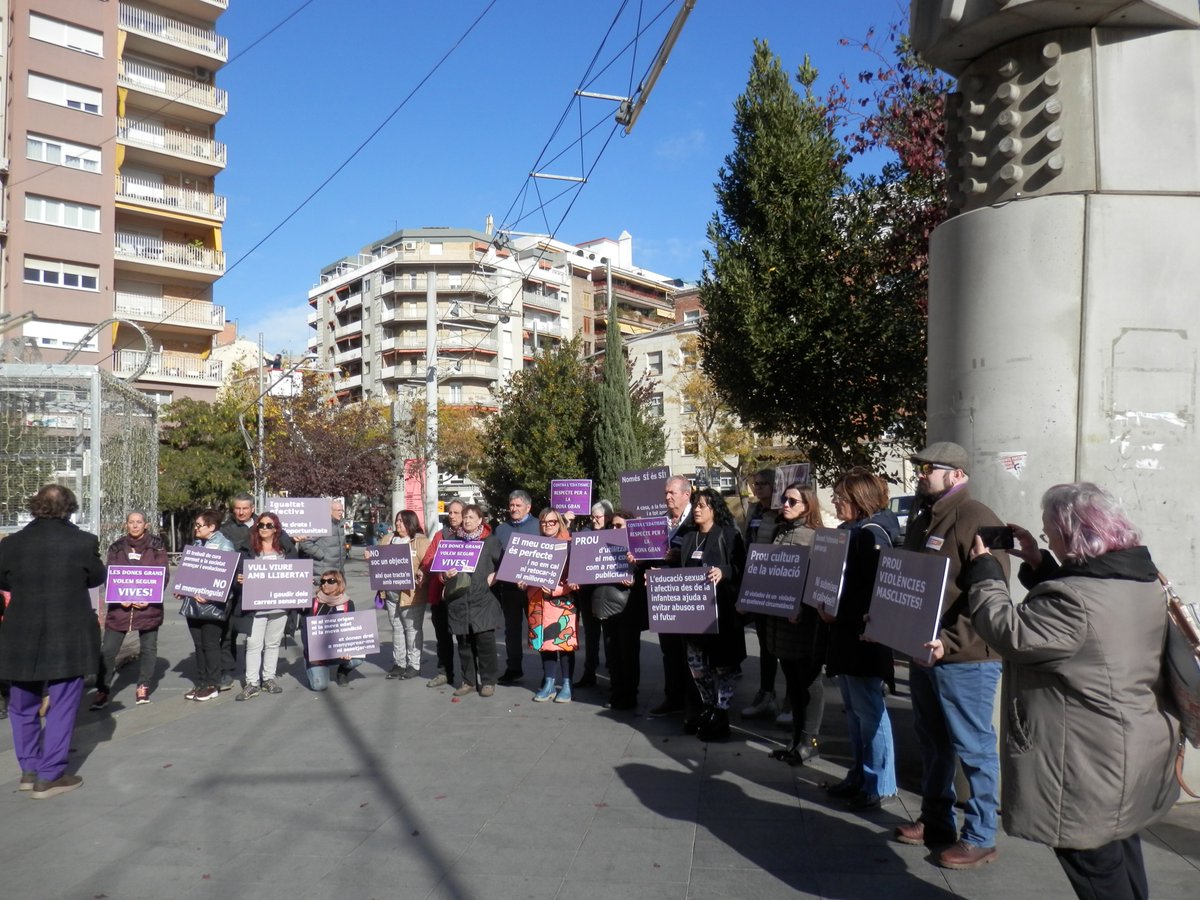 CCOOLleida's tweet photo. 📢📢📢 
Un cop acabat el taller les delegades i delegats ens hem concentrat a la plaça de Ricard Viñes de Lleida i hem llegit  el manifest! A més hem guardat un minut de silenci per les dos dones assassinades a les nostres comarques enguany.
#ShaAcabat #ExpliquemHo https://t.co/IzjyxW8PJT