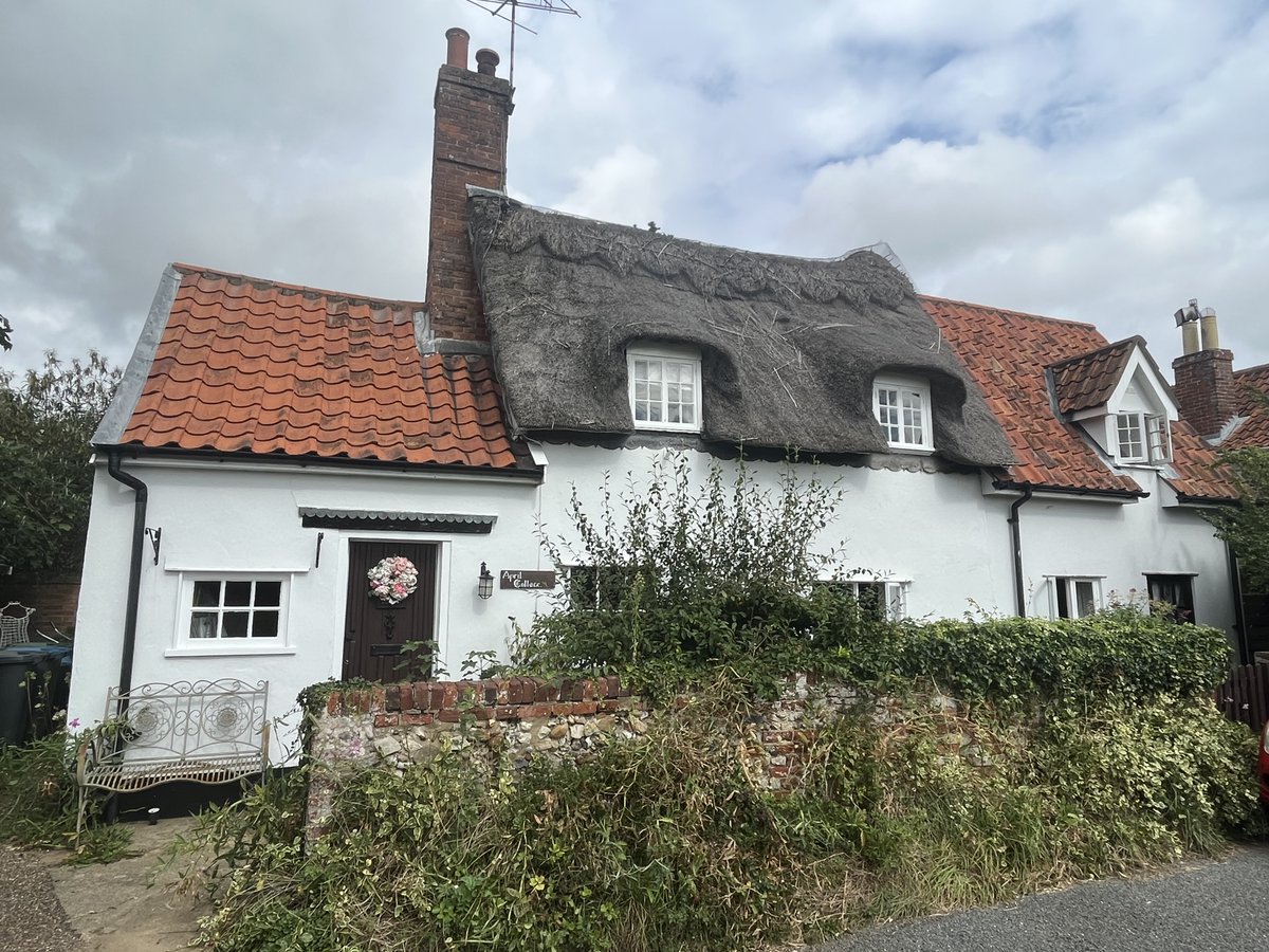 GobbittKirby's tweet image. * NEW INSTRUCTION TO LET *
MARLESFORD - Detached character period cottage with 3/4 bedrooms and outstanding rural views over water meadows and paddocks!
onthemarket.com/details/139874…
zoopla.co.uk/to-rent/detail…
G&amp;amp;K Estates 01394 380330
#countrycottage #ruralviews #longtermlet #character