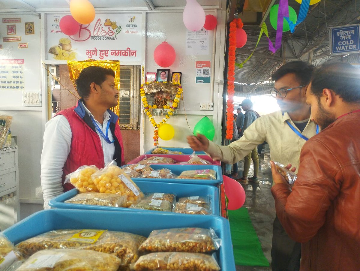 DRM_Agra's tweet photo. अब यात्रियो को आगरा छावनी स्टेशन पर मिलेट्स स्टॉल पर मोटे अनाज से संबंधित अनाज मक्का,बाजरा कंगनी ,कुट्टू ,राजगीरा ,सामा एवं सनवा से बने हुए सामान मिलेंगे जो ऊर्जा से भरपूर होते हैं और पौष्टिकता को पूर्ण करते हैं #milltes https://t.co/fTxpNlSInU