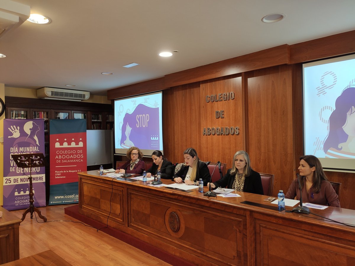 icasalamanca's tweet image. #DiaInternacionalContraLaViolenciaDeGenero 💜

🫶🏻Agradecimientos a la mediadora de #APRAM, por compartir la situación tan dura a la que se siguen exponiendo muchas mujeres en sus hogares.

📖Julia Carabias Gómez, nos permitió reflexionar con el microrrelato &quot;La tela invisible&quot;.