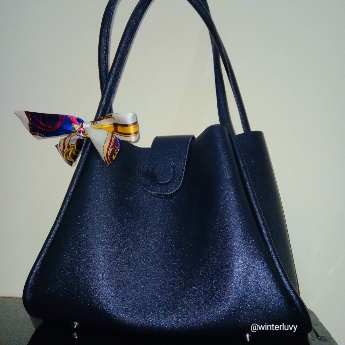 winterluvy's tweet image. shoulder bag cocok buat kuliah, kerja, &amp;amp; jalan-jalan.
muat buku &amp;amp; pouch make up, free syal &amp;amp; beragam pilihan warna 
&amp;gt;&amp;gt;&amp;gt;&amp;gt;
cek harga:
📍shope.ee/AUTdCqpV0n
#recomend #bag #shoulderbag #shopee