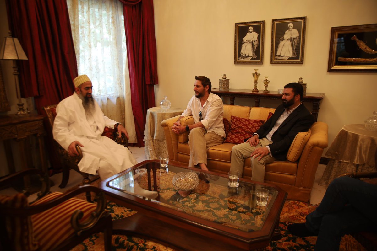 SAfridiOfficial's tweet photo. A pleasure meeting Dr Syedna Mufaddal Saifuddin and his family in Karachi, discussing ways to enhance community and social development. Together, forging a stronger collective commitment to ensure #HopeNotOut for all. https://t.co/0MFKDo9b4G