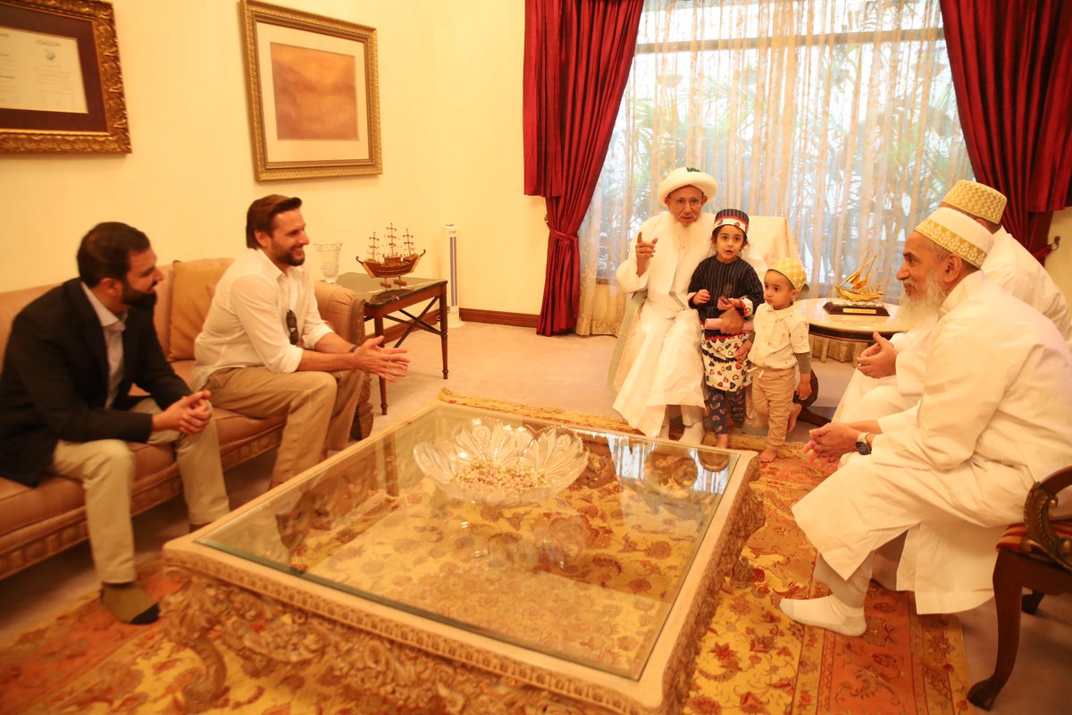 SAfridiOfficial's tweet photo. A pleasure meeting Dr Syedna Mufaddal Saifuddin and his family in Karachi, discussing ways to enhance community and social development. Together, forging a stronger collective commitment to ensure #HopeNotOut for all. https://t.co/0MFKDo9b4G