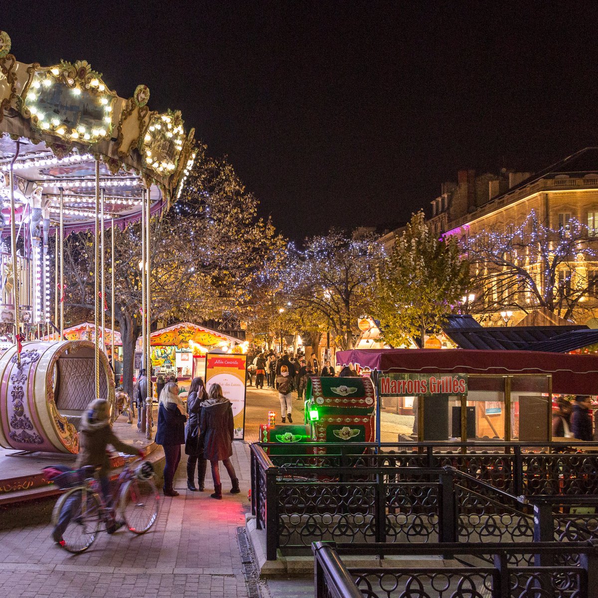 Christmas is already 1️⃣ month away! 
We're already getting mentally ready to make the most of it in #Bordeaux. 🤩

To find out about all the festive events taking place, click here 👉 bordeaux-tourism.co.uk/christmas
📸 Steve Le Clech
