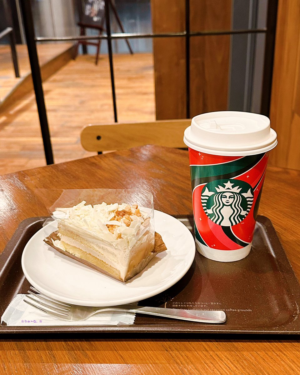 doll_saku's tweet photo. 仕事を終えて、暫し癒しの時間。
本日はケーキも頂きました🍰
#限定物にそそられる我
#スターバックス #スタバ #starbucks #coffee #冬 #whinter #ホリデー #holiday #coffeetime #夜 #night #一服 #休憩 #cafe #カフェ #カスタム #カフェミスト #cake #ホワイトモカケーキ https://t.co/JtWG3Z081O