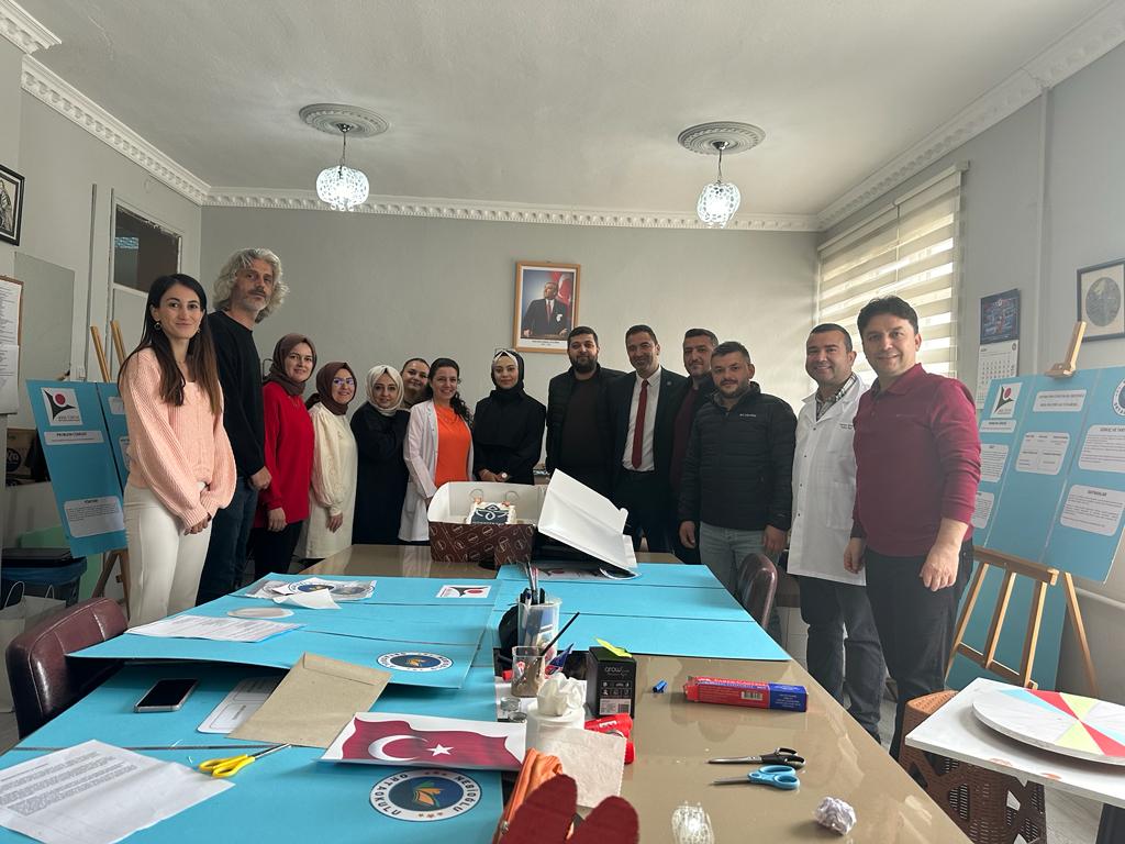 Hursencaycuma's tweet photo. Başöğretmenimiz Mustafa Kemal Atatürk'ün izinde ; 
Fikri Hür Vicdanı Hür İrfanı Hür nesiller yetiştirmek adına,
Bir gün değil her gün değerli olmak dileğiyle,
Öğretmenler Günümüz Kutlu Olsun!
#24kasimogretmenlergunu https://t.co/sREUvDxQs5