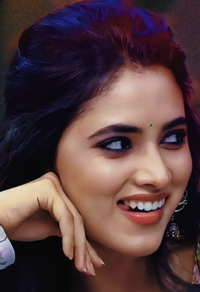 " अब हुजूर की तबीयत खिली सी हैं ,
     चलिए किसी नादान की झोली भरी तो हैं ।।