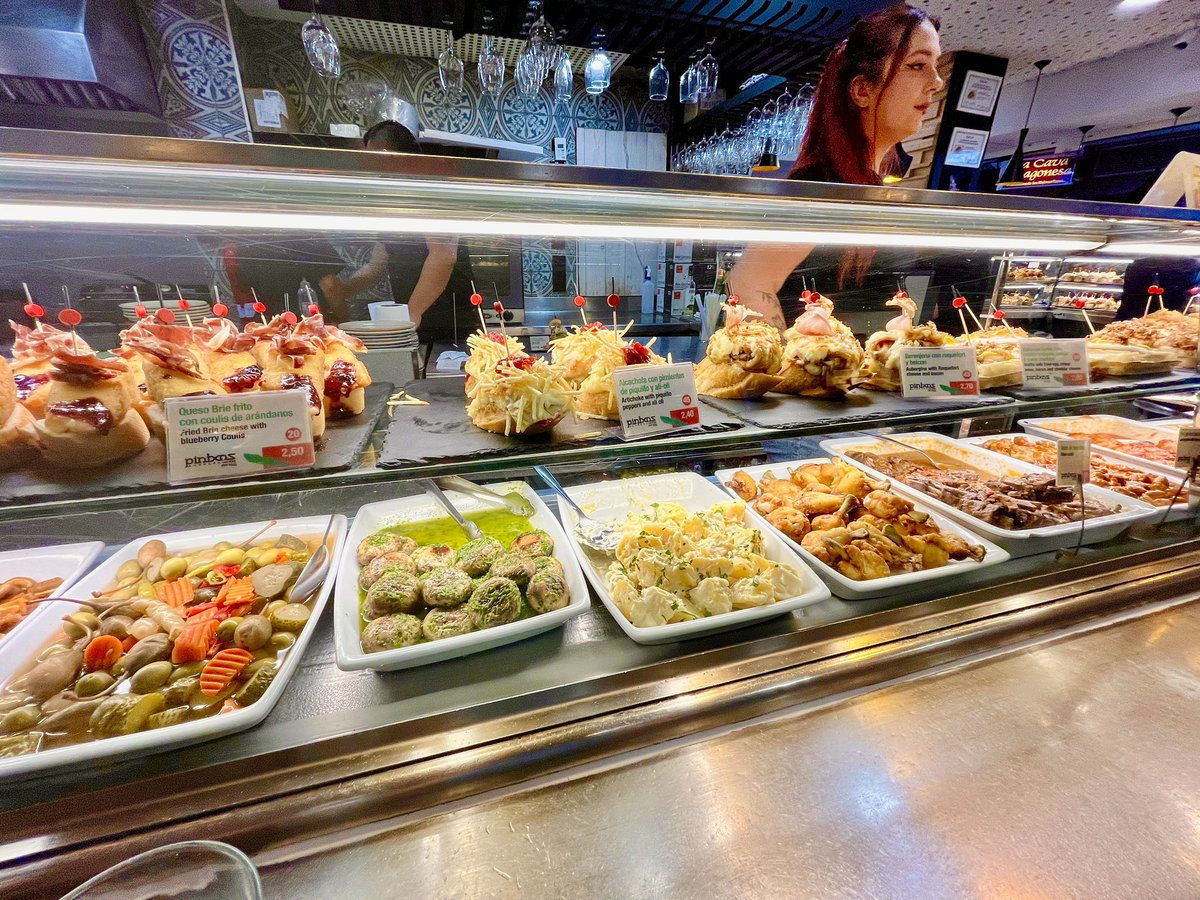 GaryStevens1024's tweet photo. In tapas heaven ahead of the @BenidormHalf https://t.co/4f6mVExVGY