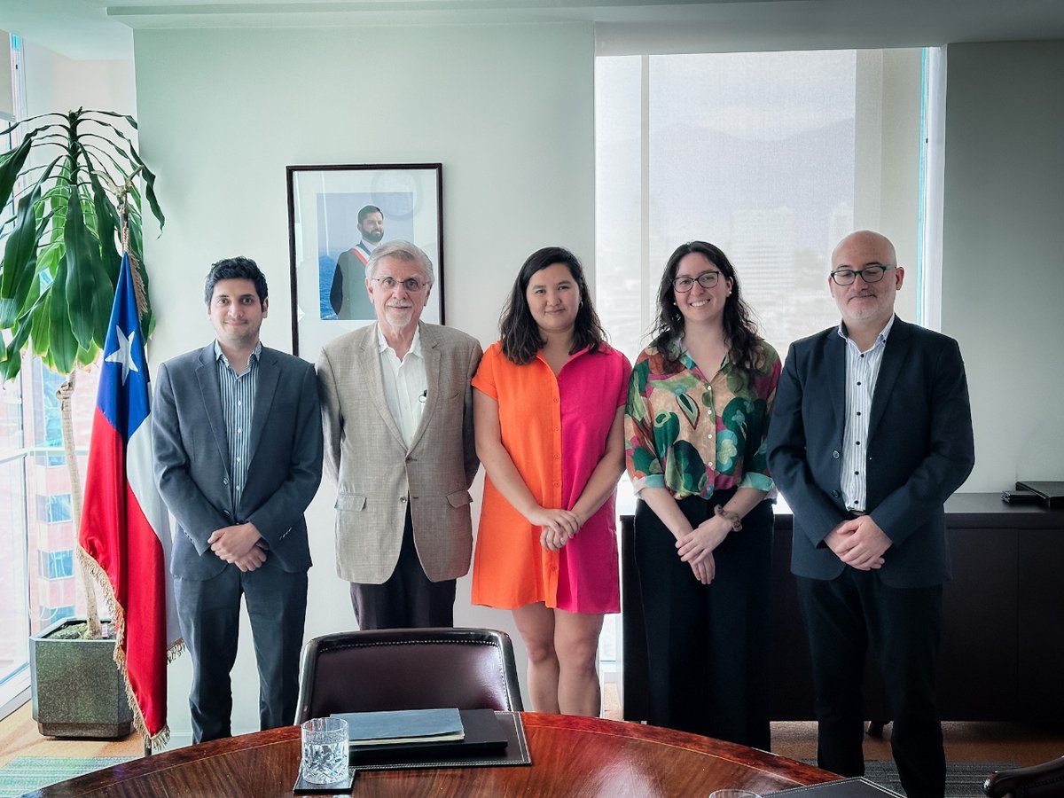 MinMineria_cl's tweet image. #AgendaMinería | Para explorar oportunidades de colaboración en estudios y conocer los énfasis de los siguientes encuentros #CESCOWeek, la subsecretaria Suina Chahuán sostuvo reunión con el equipo @CentroCESCO.