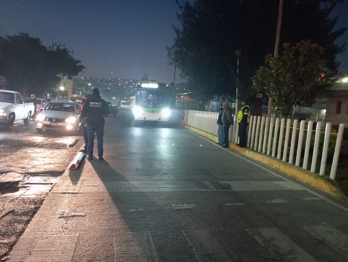 SEMOV_Edomex's tweet photo. Iniciamos el día con operativos coordinados con la @SS_Edomex y con @Sitramytem, para evitar que particulares y transporte público invadan el carril exclusivo del #Mexibús en los municipios de Chimalhuacán y Nezahualcóyotl. #ElPoderDeServir https://t.co/NnRMqM34gY