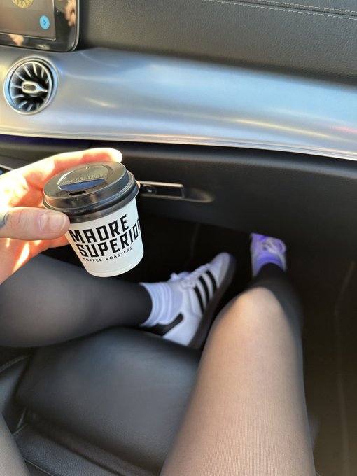 Me encantan mis nuevos zapatos 😍😍 https://t.co/jAAu248c1w