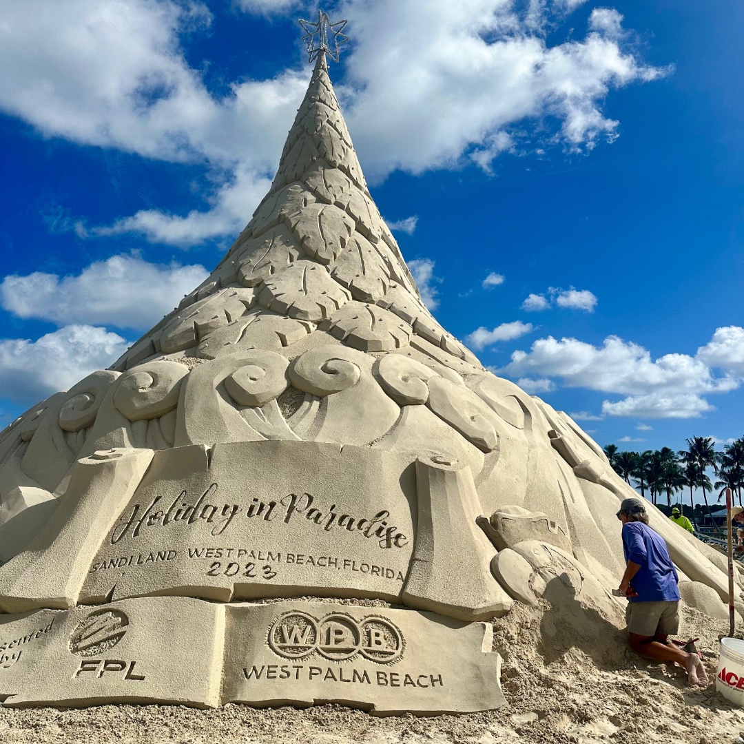 Sandi Holiday Tree tweet media