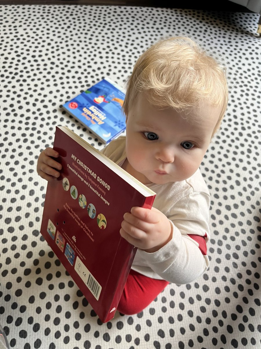 Very happily bopping along to The Little Drummer Boy or should i say An Drumadóirín <a href="/myirishbooks/">myirishbooks</a>