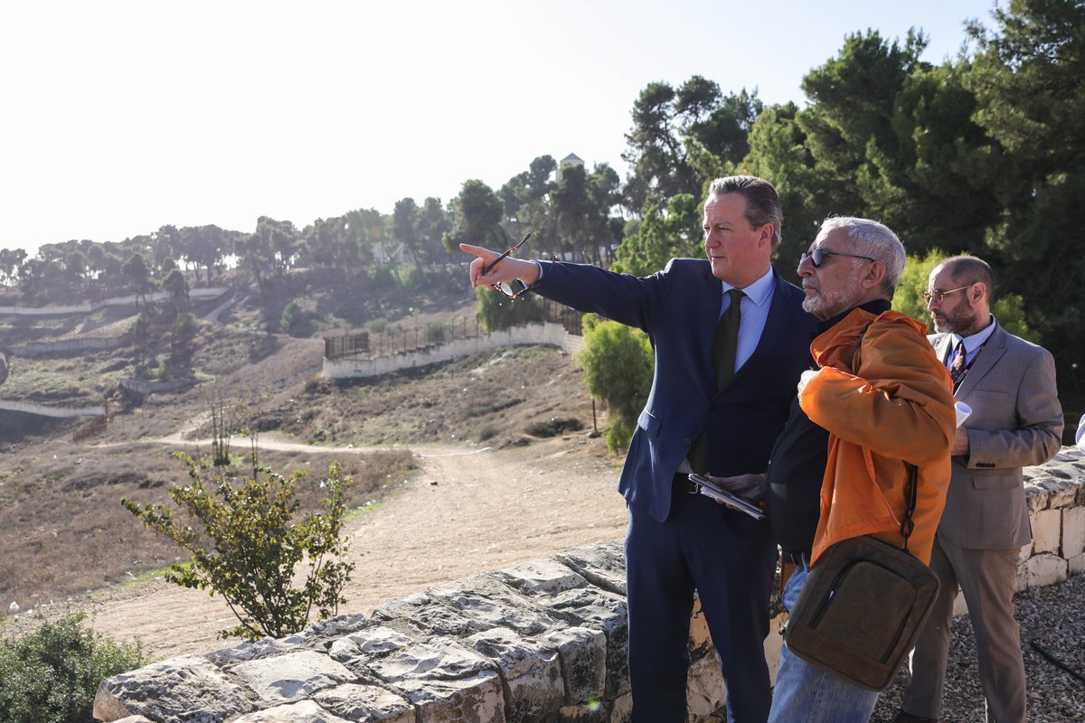 FCDOGovUK's tweet image. Looking over the West Bank, @David_Cameron heard about the impact of settlement expansion and settler violence.

Reports of Palestinian civilians being killed by settlers across the West Bank are appalling.

Israel must prevent these acts of violence and hold those responsible to…