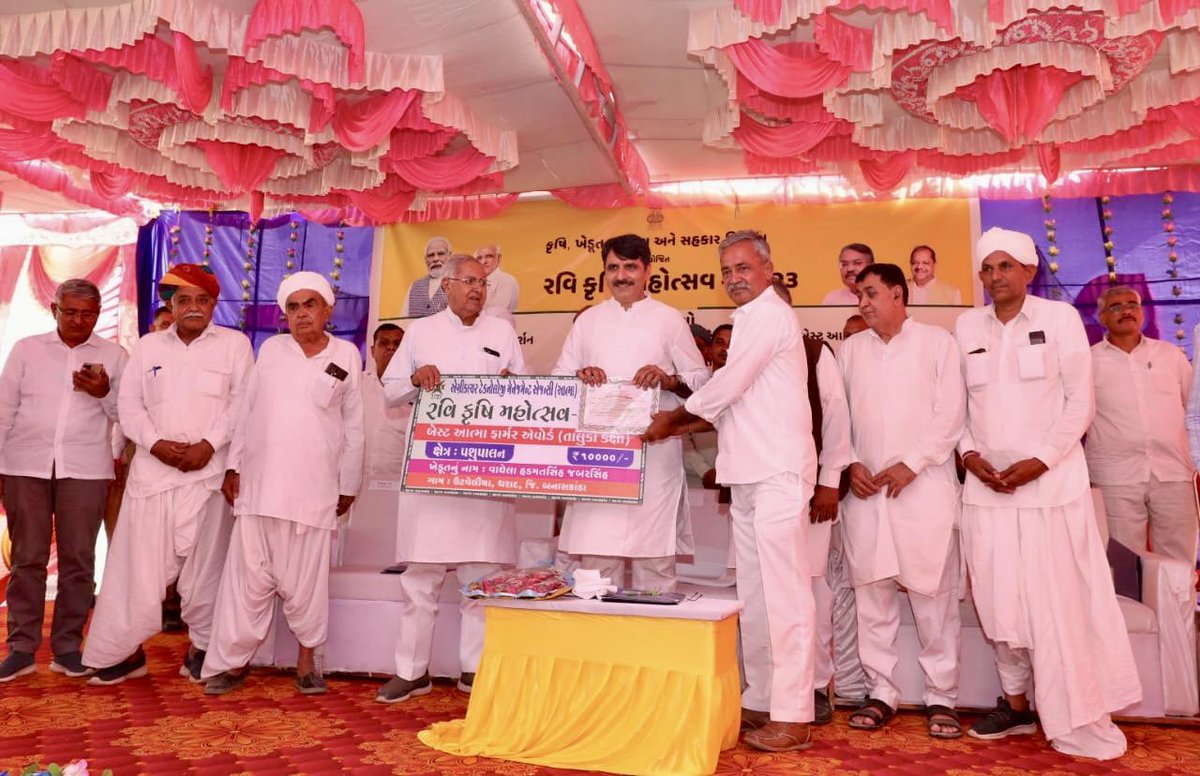 ChaudhryShankar's tweet photo. કૃષિ મેળા જેવા આયોજનો થકી ખેડૂતોની સ્થિતિ મજબૂત બની છે, જેના કારણે આપણે આત્મનિર્ભરતા તરફ આગળ વધી રહ્યા છીએ.

થરાદ ખાતે આયોજિત તાલુકાકક્ષાના રવિ કૃષિ મહોત્સવ-2023 નો શુભારંભ કરાવીને ખેડૂતો સાથે ચર્ચા કરી. https://t.co/JhjYZYQGfZ