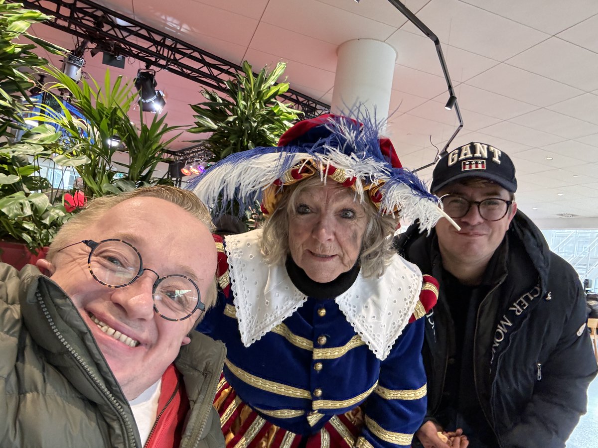 SintVoorIeder1 wat een top actie in het Haagse. Feest en cadeaus voor ALLE kinderen! Samen met collega’s van @studerenopmaat mooie cadeaus ingezameld die we zojuist hebben overhandigd aan de goedheiligman! Natuurlijk mocht een selfie met @BartTheBart en Piet niet ontbreken #Sint.