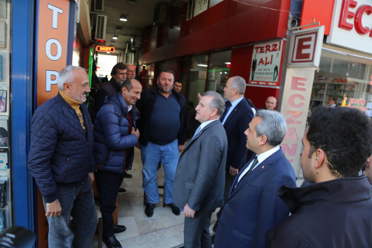 RizeVali's tweet photo. ▶️@gencliksporbak'anımız Sayın @OA_BAK, ilimizdeki bir dizi temas ve ziyaretlerinin ardından Valimiz @ihsanselimb ve @rizebelediye Başkanımız @rahmimetin ile birlikte belediye binası çevresinde faaliyet gösteren esnafları ziyaret ederek vatandaşlarla bir araya geldi. https://t.co/FWXKo5sEsR