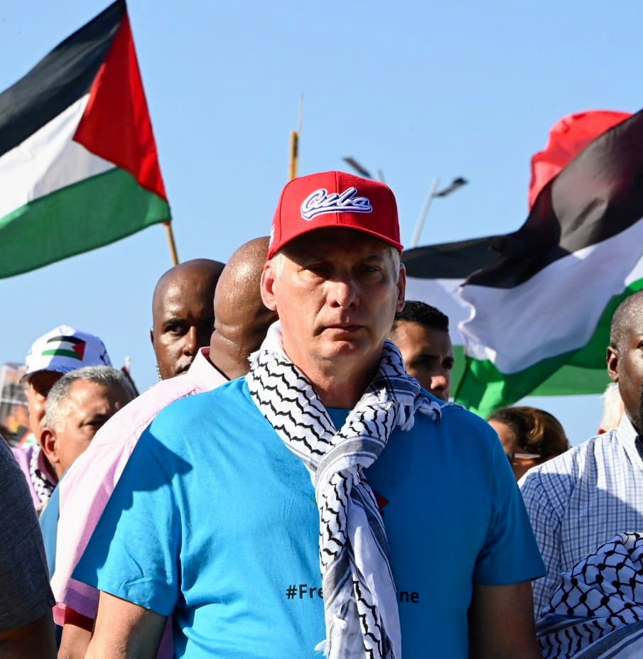 ¿Qué presidente del mundo ha encabezado hasta ahora una marcha en solidaridad con #Palestina y en contra del terrorismo de #Israel?

Ayer <a href="/DiazCanelB/">Miguel Díaz-Canel Bermúdez</a> se unió a cientos de jóvenes en una caminata por el Malecón habanero, como tantas veces hizo Fidel.

#FreePalestine