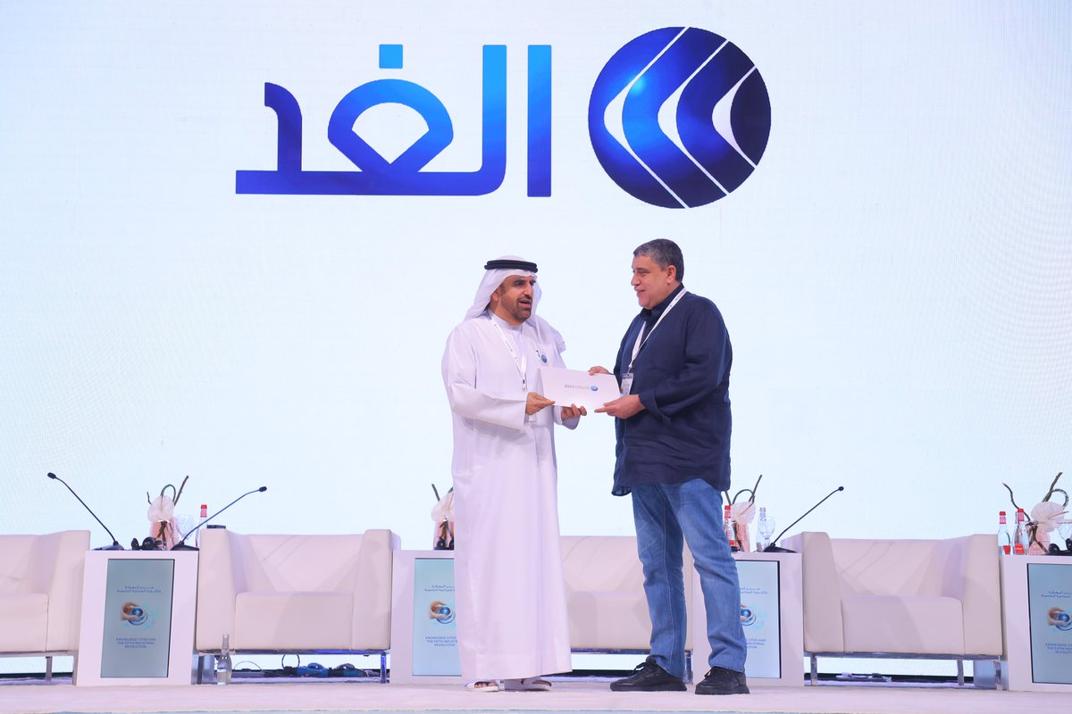 MBRF_Knowledge's tweet image. Highlights from H.E. Jamal bin Huwaireb, CEO of the Mohammed bin Rashid Al Maktoum Knowledge Foundation, honoring the sponsors of the Knowledge Summit 2023 in its eighth edition, titled &quot;Knowledge Cities and the 5th Industrial Revolution.&quot;

#MBRF
#KnowledgeSummit