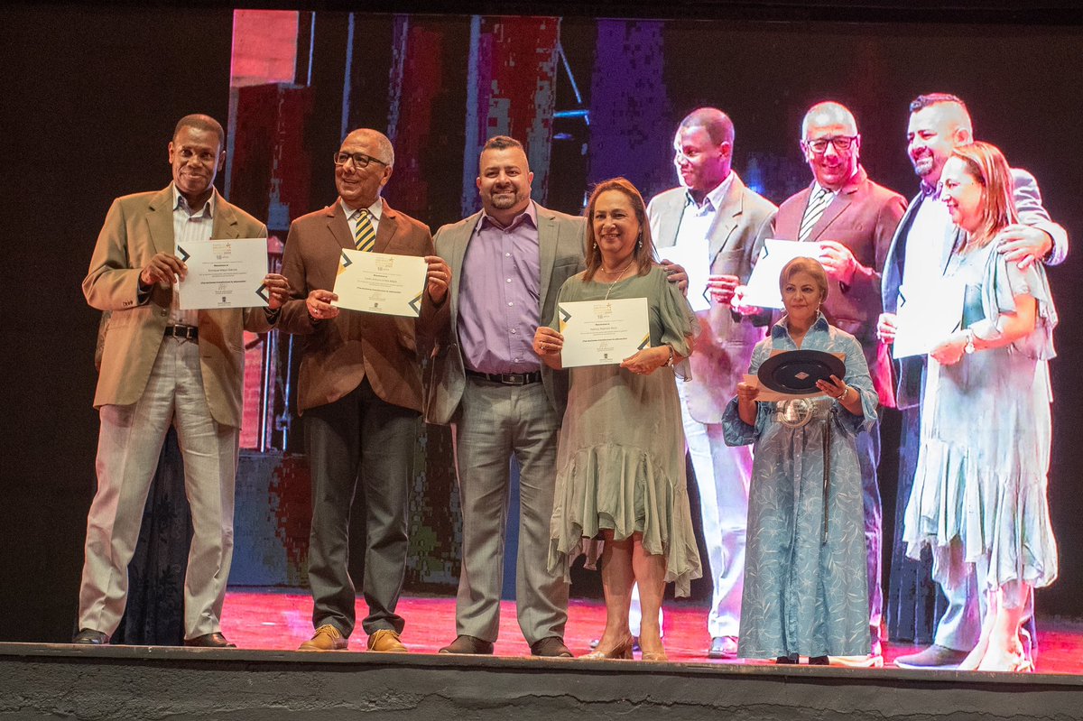 EducacionMed's tweet photo. Un reconocimiento especial a nuestros jefes de núcleos. Gracias a ellos la educación de Medellín dio un paso hacia el futuro en los últimos 4 años. ¡Toda la gratitud hacia ellos y ellas! 👏🏻✨ #PremiosALaCalidad 🏅 https://t.co/ldhdtPsN6t