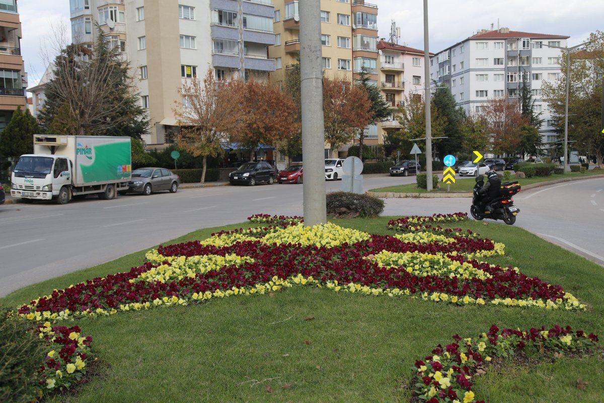 Türkiye'de birçok yerel yönetimin aksine dışarıdan çiçek veya bitki almak yerine kendi seralarımızda kendi imkânlarımız ile üretim gerçekleştiriyor, yaz kış demeden şehrimizin cadde ve bulvarlarını rengarenk çiçeklerle süslüyoruz. Bu kapsamda 2023 yılı içerisinde 1 milyondan…