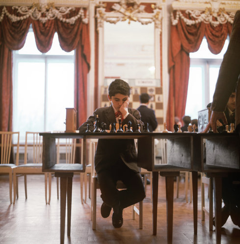 dgriffinchess's tweet photo. Leningrad, Nov. 1975. 12-yr-old Garry Kasparov is in play v. ex-World Champion Vasily Smyslov in the annual event that pitted top Soviet GMs v. teams of Young Pioneers, each representing their native cities, in clock simultaneous displays.
(📷: B. Kaufman, Novosti Press.) #chess https://t.co/2sdkRhFQ8W