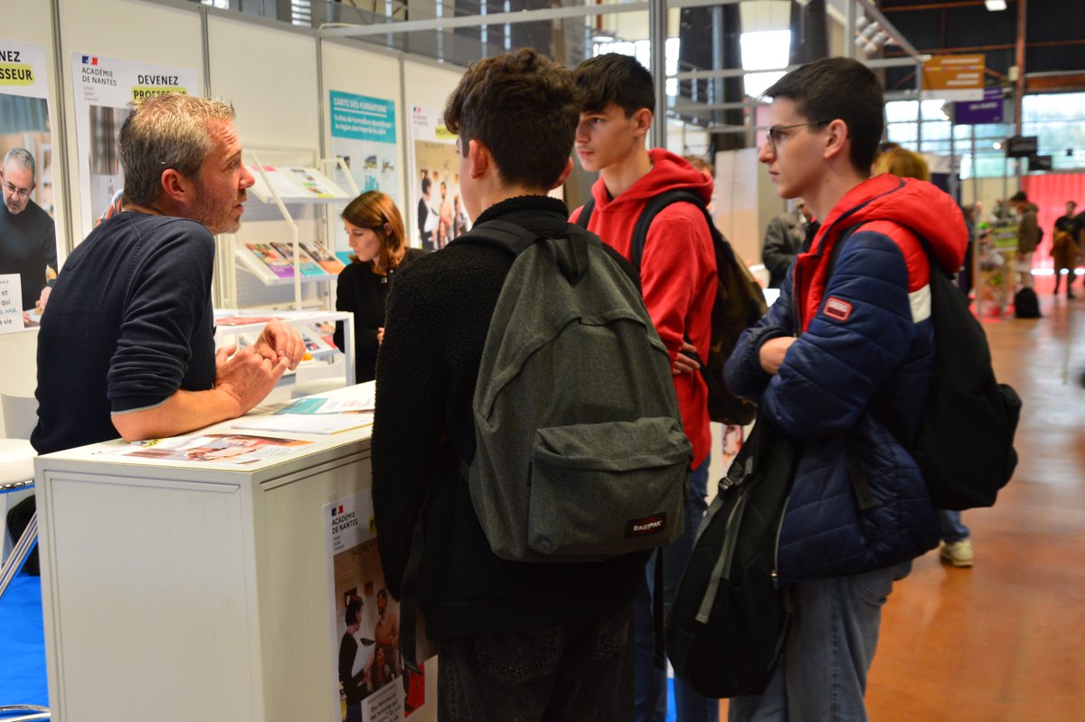 acnantes's tweet photo. Salon du lycéen et de l'étudiant : et si vous deveniez professeur ? Nos équipes vous accueillent sur le stand DE1 (niveau 2- Grand Palais) aujourd'hui jusqu'à 17 h et demain de 9 h à 18 h ! @letudiant #orientation #professeur #transmettre @education_gouv @VelayVirginie https://t.co/3N5viv8lh2