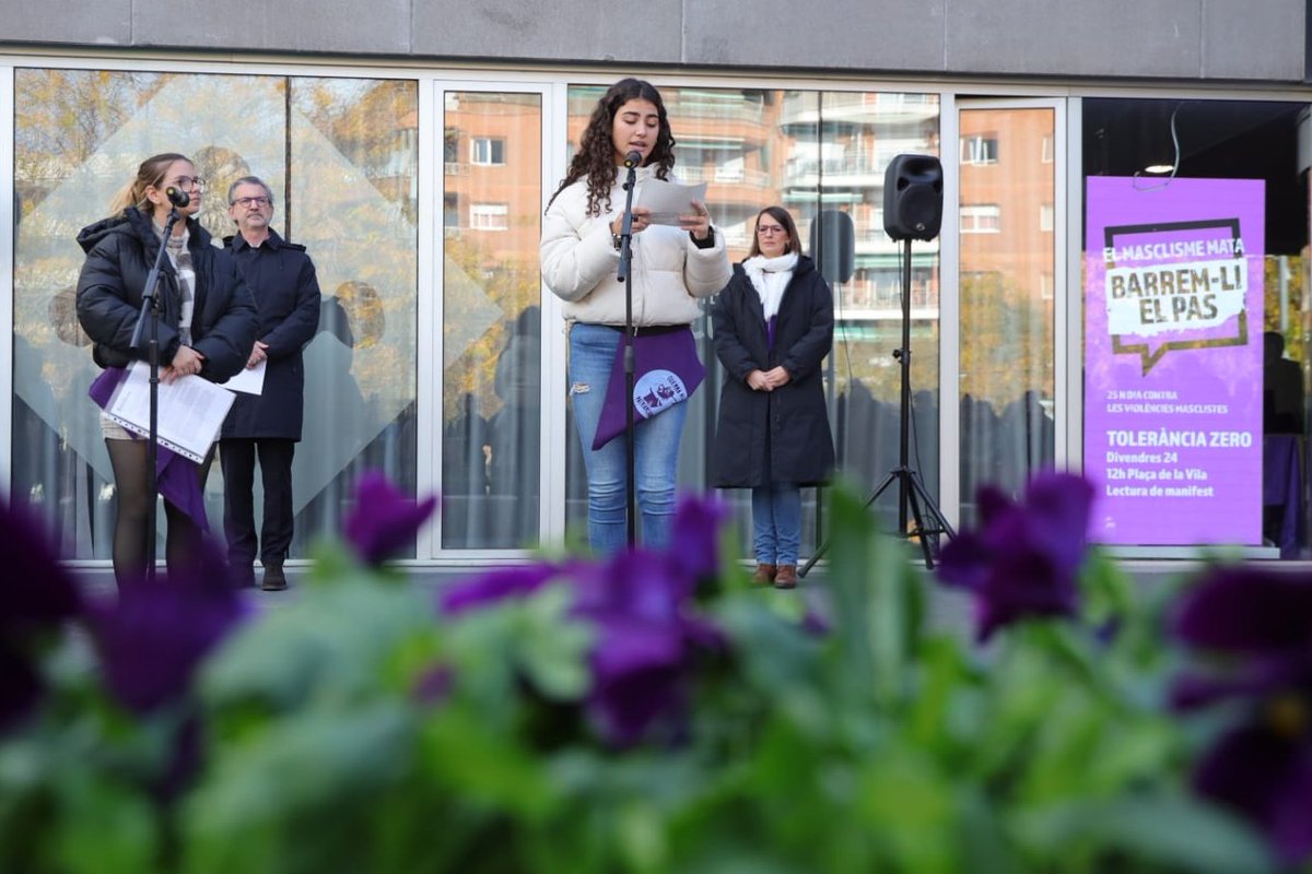 🟣#SantCugat diu 'Tolerància Zero' a les violències masclistes. 
Dues estudiants del grau d'Igualtat de l'<a href="/FPSantcugat/">Institut FP Sant Cugat</a> s'han encarregat de llegir el manifest del 25N. L'Ajuntament es compromet a erradicar les violències contra les dones a la ciutat♀️

<a href="/josepmvalles/">Josep Maria Vallès</a> <a href="/GemmaAristoy/">Gemma Aristoy 🎗</a>