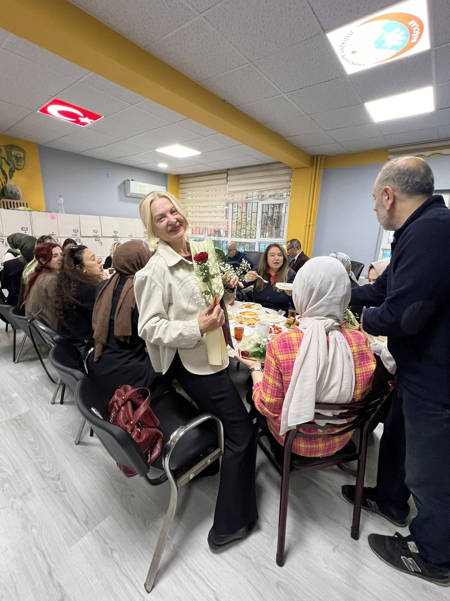 Yıldıztepe İlkokulu ailesi olarak tüm öğretmenlerimizin öğretmenler gününü kutlarız 💫 #24kasimogretmenlergunu