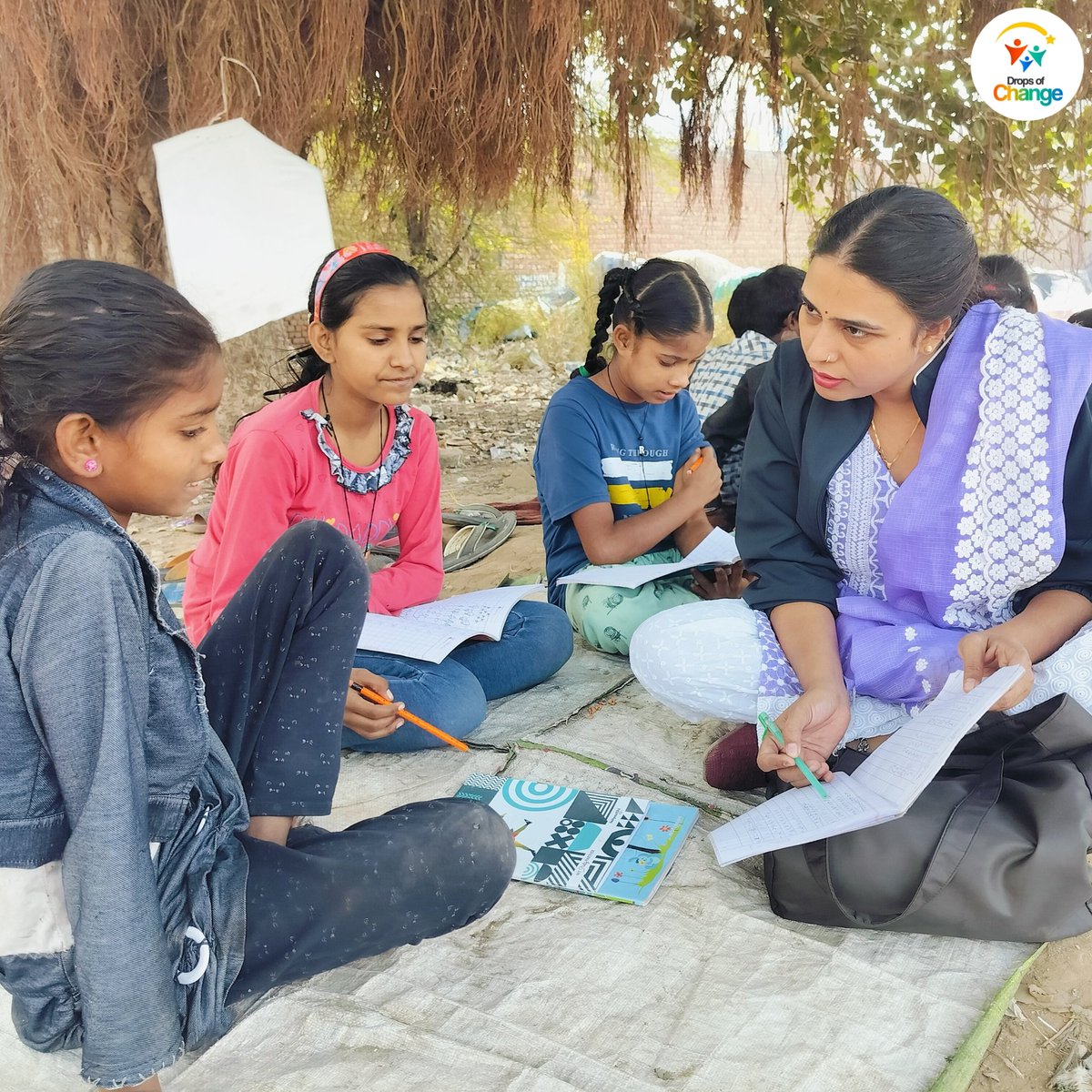 During their Chandigarh visit, President Mr. Vishal Hindustani and Executive Member Mr. Alok celebrated with volunteers and children. Miss Nancy, Team Head, received the Best Volunteer of the Month award.
#UNICEF #EducationForAll #volunteer #trending2023 #organization #NGOs