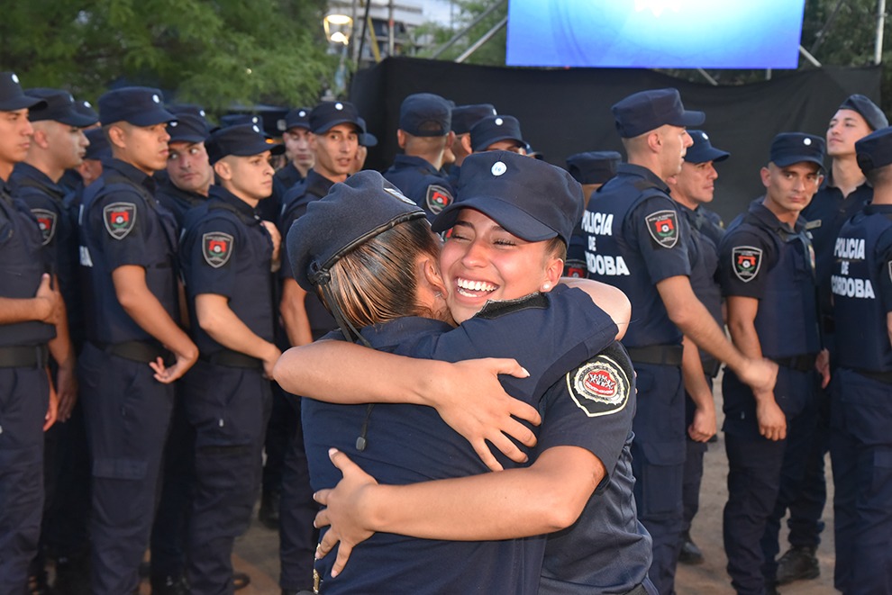 👮‍♀️👮‍♂️ Incorporamos 732 nuevos efectivos policiales. 🎓 Se trata de la primera cohorte que egresa bajo la nueva currícula de formación, que elevó la carrera a 3 años. ➡ Así, la <a href="/PoliciaCbaOf/">Policía de Córdoba</a> suma 702 suboficiales, y la Fuerza Policial Antinarcotráfico 30 nuevos agentes.
#Hacemos