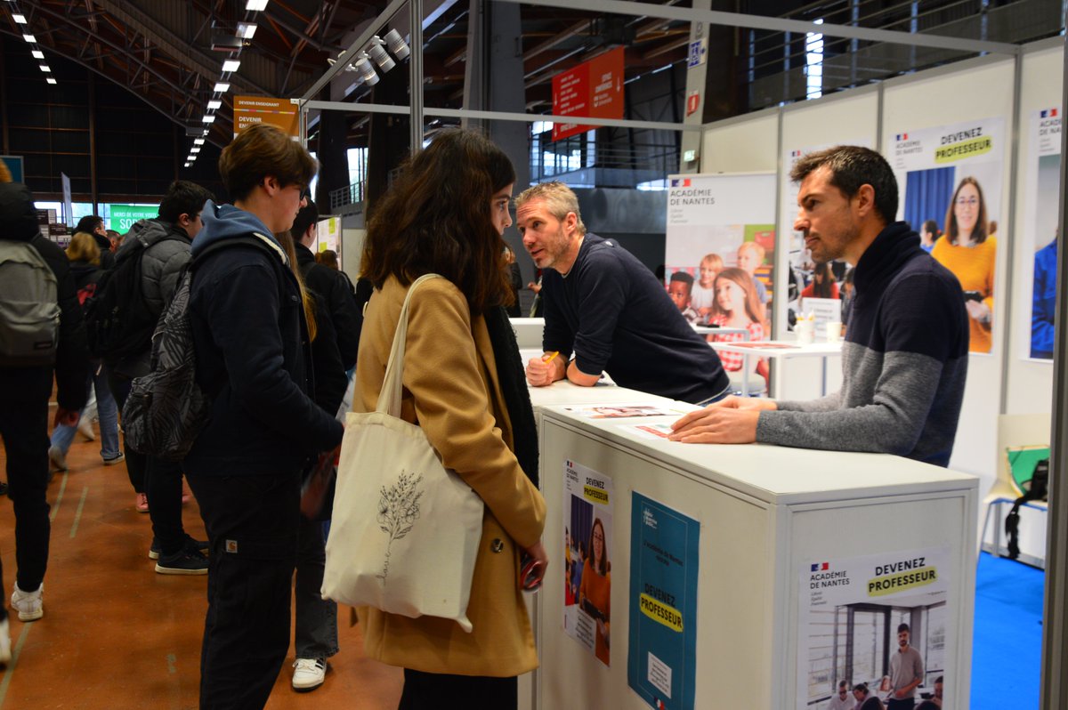 acnantes's tweet photo. Salon du lycéen et de l'étudiant : et si vous deveniez professeur ? Nos équipes vous accueillent sur le stand DE1 (niveau 2- Grand Palais) aujourd'hui jusqu'à 17 h et demain de 9 h à 18 h ! @letudiant #orientation #professeur #transmettre @education_gouv @VelayVirginie https://t.co/3N5viv8lh2