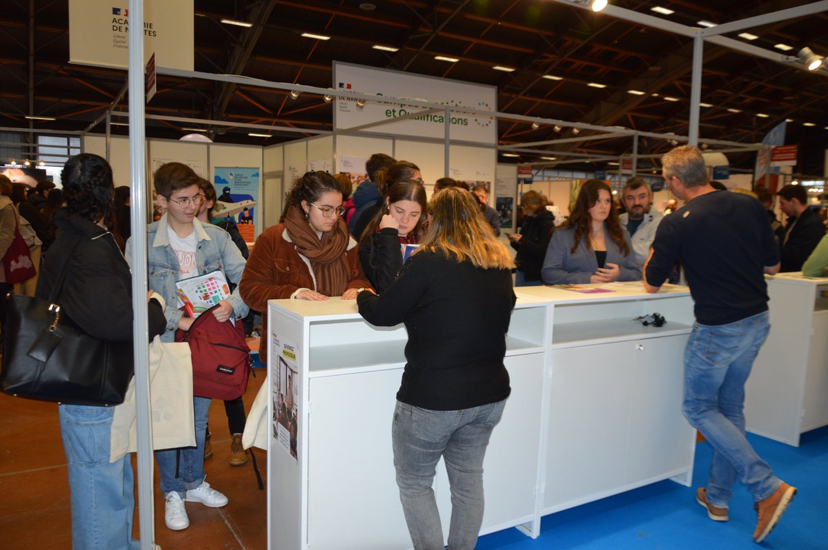 Salon du lycéen et de l'étudiant : et si vous deveniez professeur ? Nos équipes vous accueillent sur le stand DE1 (niveau 2- Grand Palais) aujourd'hui jusqu'à 17 h et demain de 9 h à 18 h ! <a href="/letudiant/">l'Etudiant</a> #orientation #professeur #transmettre <a href="/education_gouv/">Ministère Éducation nationale</a> @VelayVirginie
