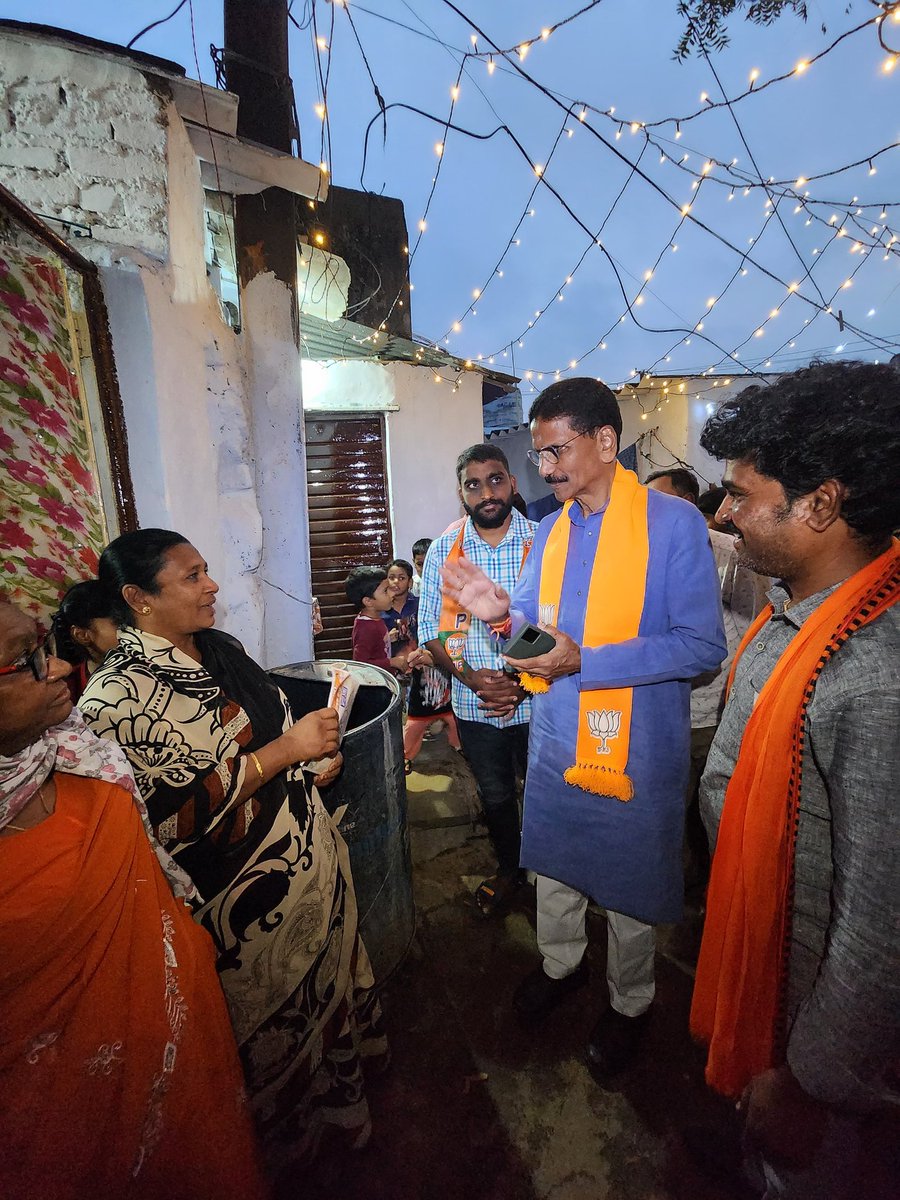 MSReddyOfficial's tweet photo. Today (24/11/2023) Evening's padayatra started from Mallikarjuna Swamy Temple in Bansilalpet Division

#TeamPost 
#Modi #TelanganaWithBJP
#BJP4Telangana #TelanganaElections2023 #BJP4Sanathnagar
#MSR4sanathnagar #MarriShashidharReddy https://t.co/bmgIWqT5qE