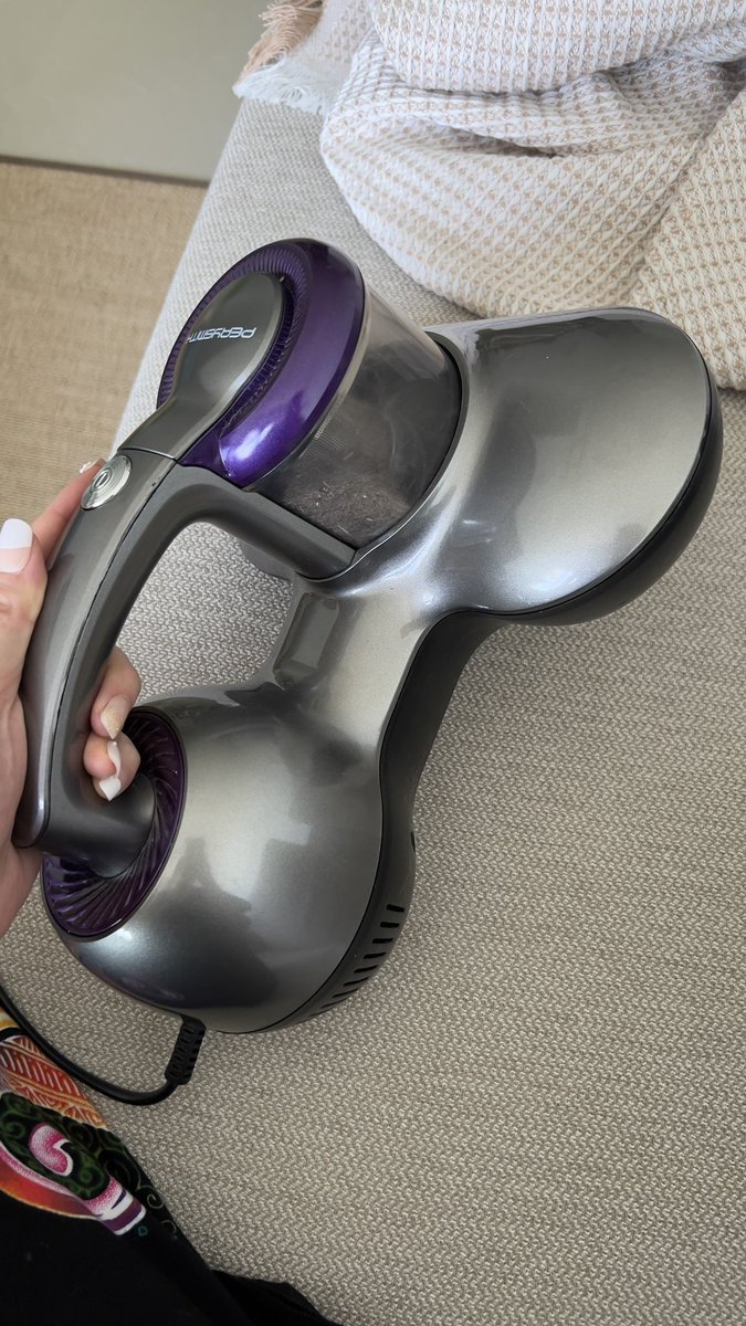 najihahshahrel's tweet photo. The best investment ever. 

Please lah invest in dust mite vacuum. Kadang you tak nampak pun habuk atas sofa or tilam, tapi sekali you sedut, keluar macam macam 😭

Its a must have in every household. https://t.co/I4FM8un4f9