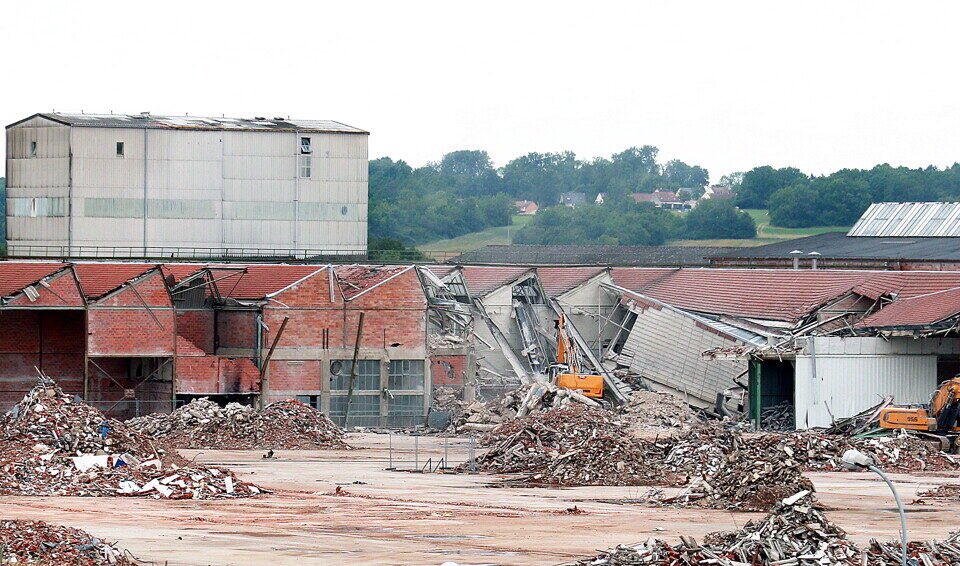 #SurMesRoutesDInspections <a href="/AcCreteil/">Académie de Créteil</a> <a href="/Departement77/">Seine-et-Marne</a> La Ferté-Gaucher : le passé industriel de la ville disparait avec la destruction de l'usine Villeroy et Boch #Patrimoine #Industriel 🥲