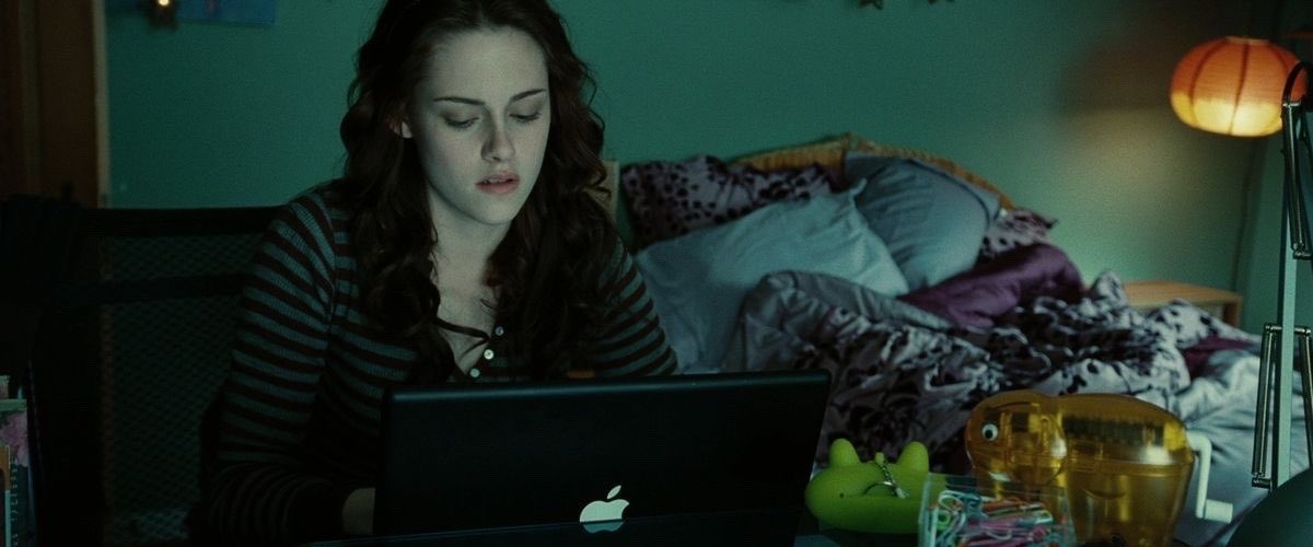 twilightsbabe's tweet photo. how i look playing twilight on sims https://t.co/4GwBdlI4EY