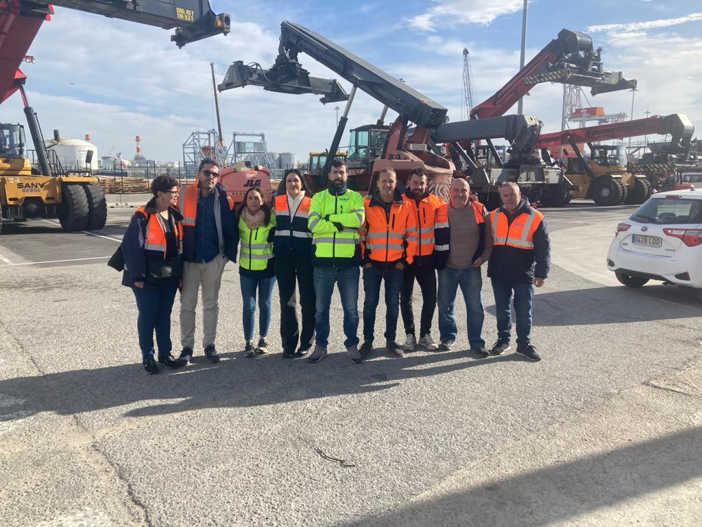 SoyCoordinadora's tweet photo. Los compañer@s deciden movilizarse en #asambleas en #solidaridad ante la preocupante serie de #despidos en los últimos días en delegaciones de la empresa #Bergé  en los #puertos nacionales.

📸imagen de compañer@s en Fertiberia Palos, puerto de Huelva, y de Bergé en Barcelona💪 https://t.co/iuDBf2Z6Xf