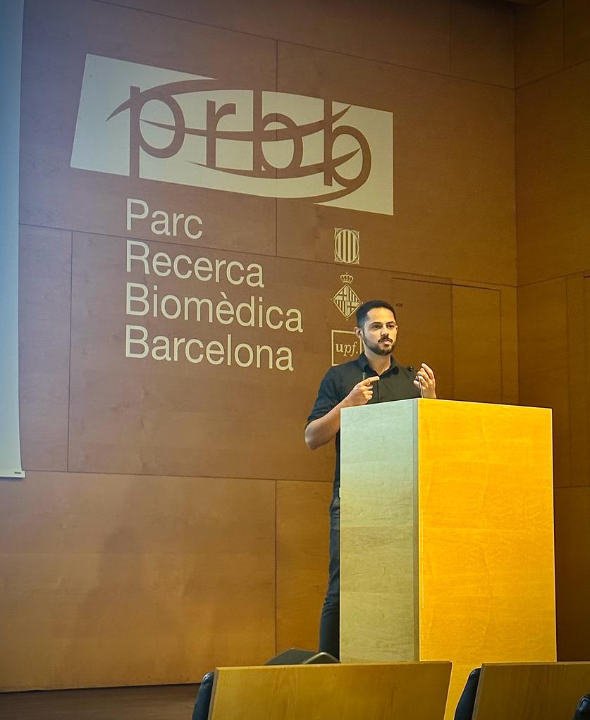 CRGenomica's tweet photo. It is not a secret that our microbiome is very important to us. Felipe (@morillo_fe )  from the Baud Lab wants to understand how exactly the microbiome affects its host. He presents his novel pipeline that focusses on functional rather than taxonomic profiling 🦠↔️🧬

#CRGPhDSymp2023