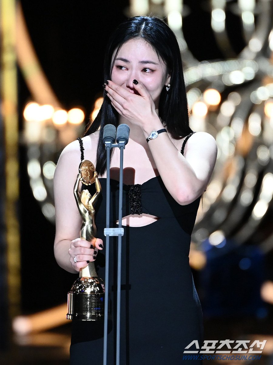 yeobeenfiles's tweet photo. Congratulations Jeon YeoBeen for winning the Best Supporting Actress Award at the 44th Blue Dragon Film Awards! 🏆

#JeonYeoBeen #전여빈 https://t.co/HL19jdlOzY