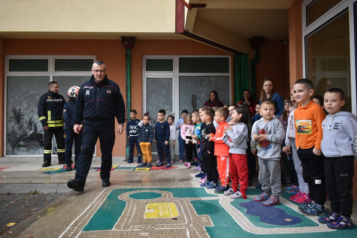 ALFACentarNK's tweet photo. 🌍🚗 Međunarodni dan sjećanja na žrtve saobraćajnih nesreća obilježili smo serijom velikih saobraćajnih časova za djecu predškolskog uzrasta iz JPU "Dragan Kovačević" - Nikšić
🤝Zahvaljujemo se nasim partnerima u ovoj oblasti iz @PolicijaCG i @NiksickiVatrogasci na ucescu! https://t.co/4kSlBsjjIg