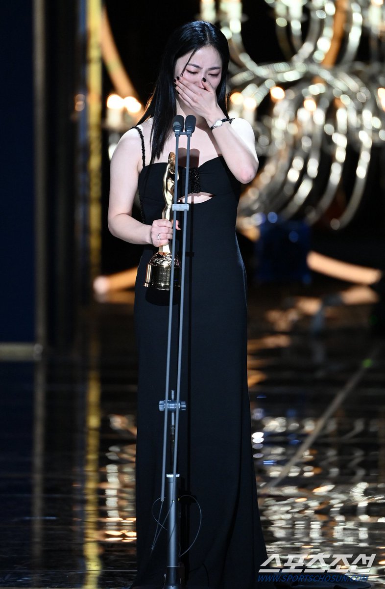 yeobeenfiles's tweet photo. Jeon Yeobeen during her Best Supporting Actress Award win at the 44th Blue Dragon Film Awards 

#JeonYeoBeen #전여빈 https://t.co/DAUfeyxsDP