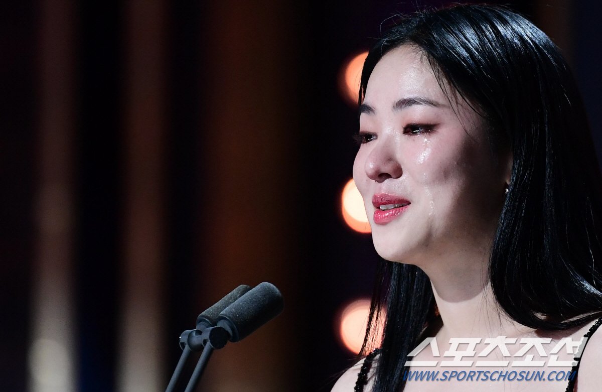 yeobeenfiles's tweet photo. Jeon Yeobeen during her Best Supporting Actress Award win at the 44th Blue Dragon Film Awards (2)

#JeonYeoBeen #전여빈 https://t.co/TC1XnS9sZN