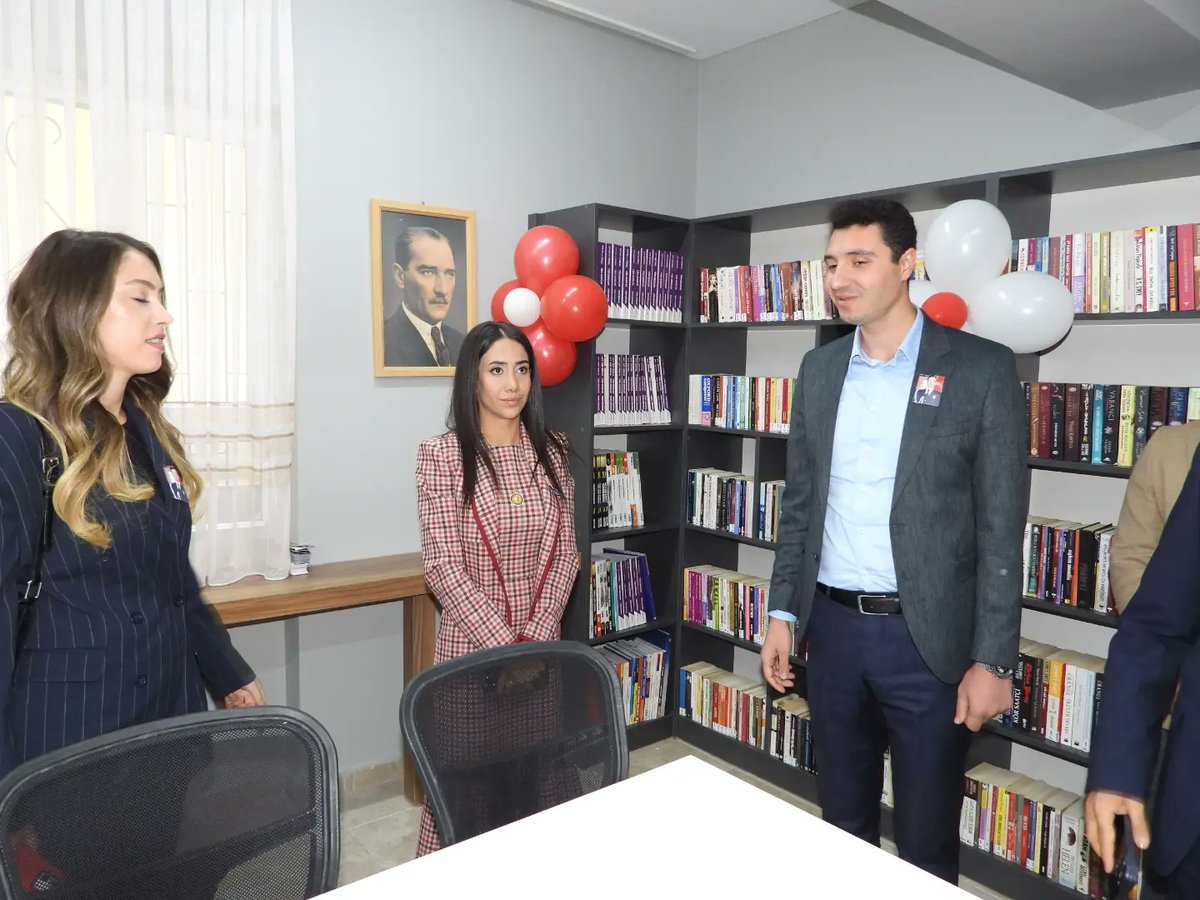 TC_Samandag's tweet photo. Koordinatör Kaymakamımız Sn. İbrahim ERGİN, 6 Şubat 2023 deprem felaketinde vefat eden Polis Memuru Barış BERBER anısına, kız kardeşi Deniz BERBER tarafından, Karaçay Bedii Sabuncu Anadolu Lisesi’nde adını taşıyan kütüphane açılışına katıldı. https://t.co/oRnfmlumyY
