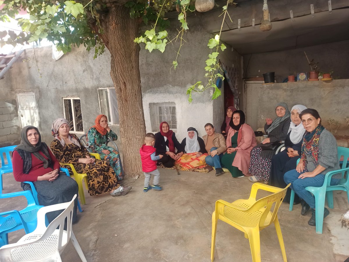 LTurcel's tweet photo. Ev ev mahalle mahalle kadınlarla buluşmamız devam ediyor kararlıyız bu eril zihniyeti biz kadınlar değiştireceğiz. https://t.co/OouKSiCKx8