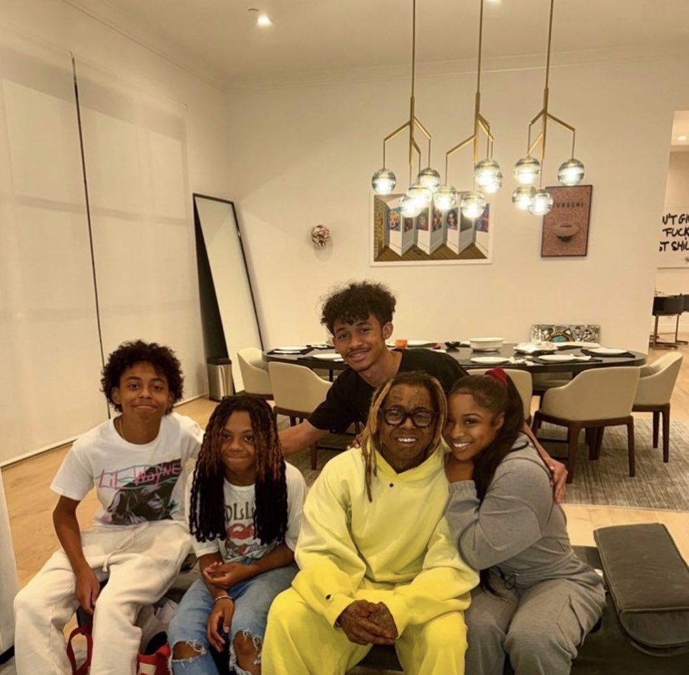 fakewarripikin's tweet photo. The real #FatherOf4
Welcome to Collegrove 💛 https://t.co/88gWIXktJC