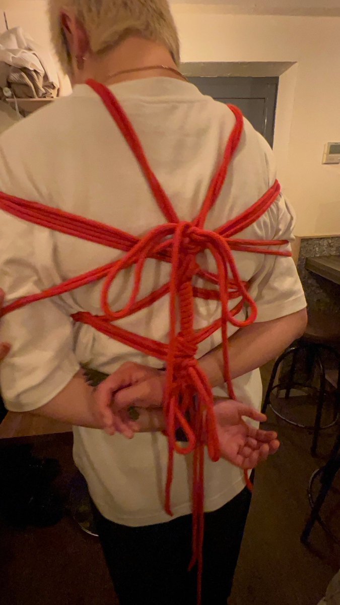 sketch_1104's tweet photo. 11/24

open  19:00

昨日はとおりの亀甲縛りでしたww
初めて目の前で亀甲縛り見れました👏
次は勉強会するみたいなので気になる方はぜひ！ https://t.co/hdXnF96Vrk